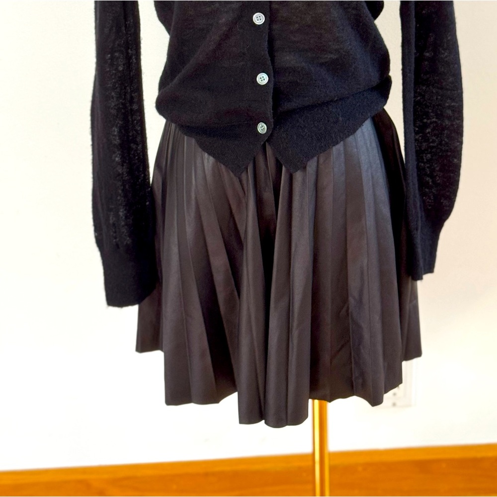 Elegant Black Faux Leather Pleated Skirt
Youth XL - elastic waist
Women XS
NWT